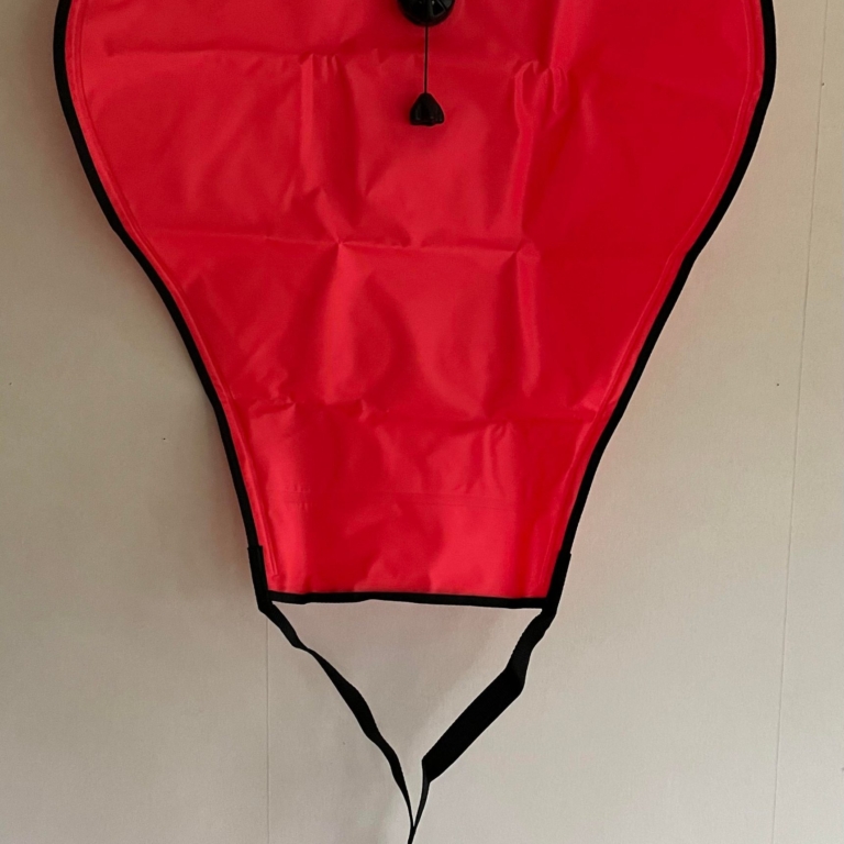 Kraftig lyftsäck för att flytta föremål under vatten vid dykning